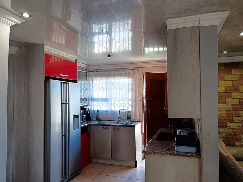 4 Bedroom House For Sale in Meadowlands Zone 12 , Soweto - Photo 10
