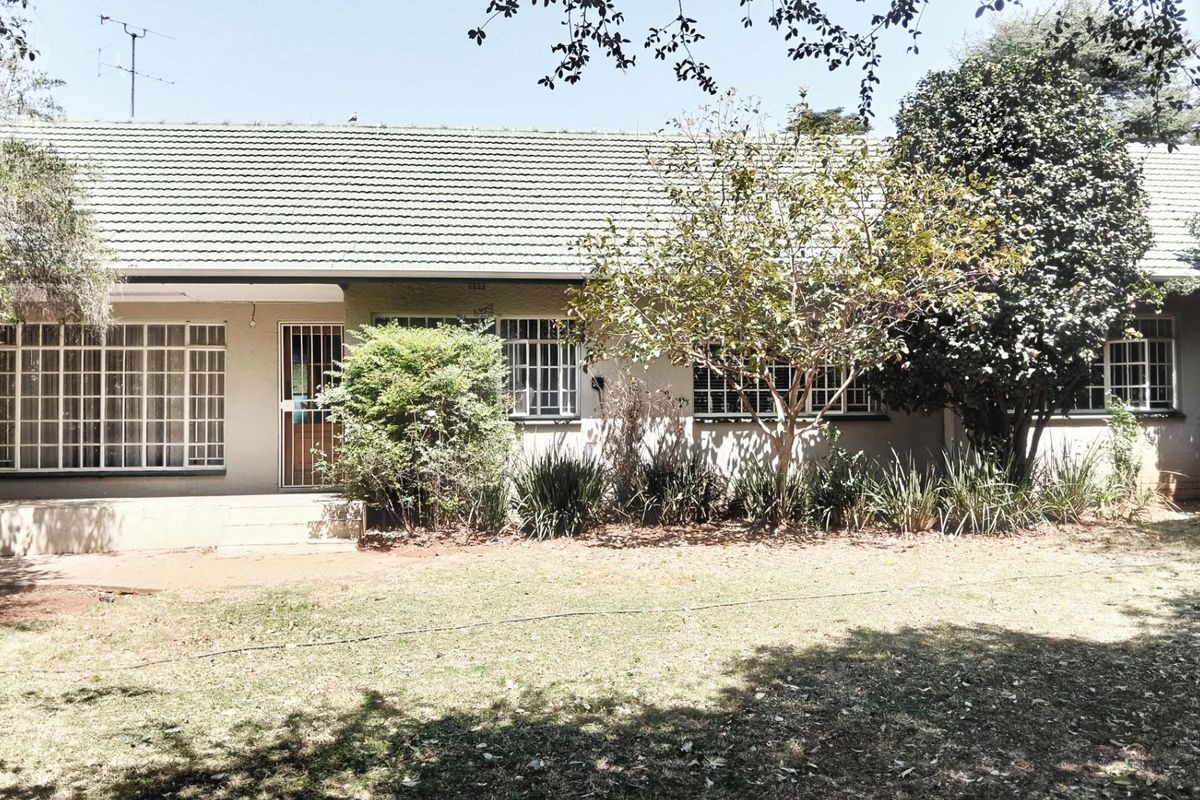 5 Beds 3 Baths Pool 991sqm 1 Bed Cottage Servants Quarters - Photo 3