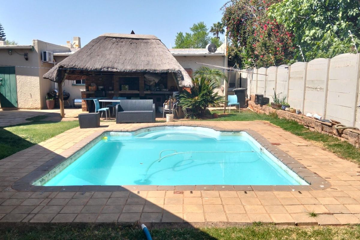 5 Beds 3 Baths Pool 991sqm 1 Bed Cottage Servants Quarters - Photo 2