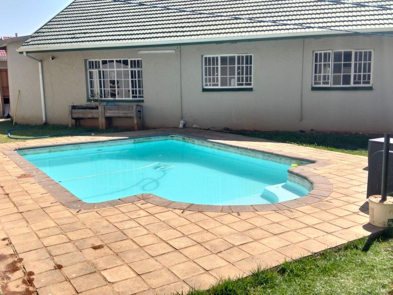 5 Beds 3 Baths Pool 991sqm 1 Bed Cottage Servants Quarters - Photo 1