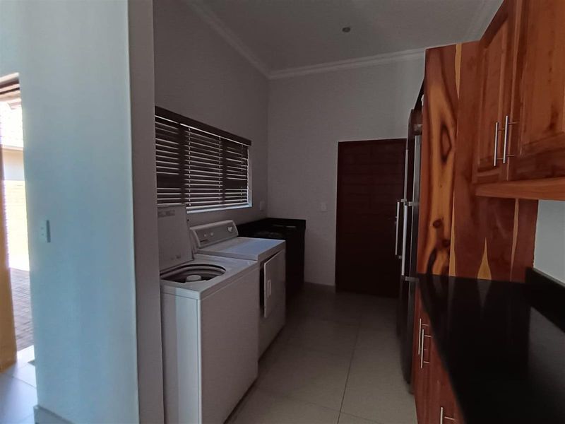 Elegant 5-Bedroom Luxury Home at Vygeboom Dam - Photo 10