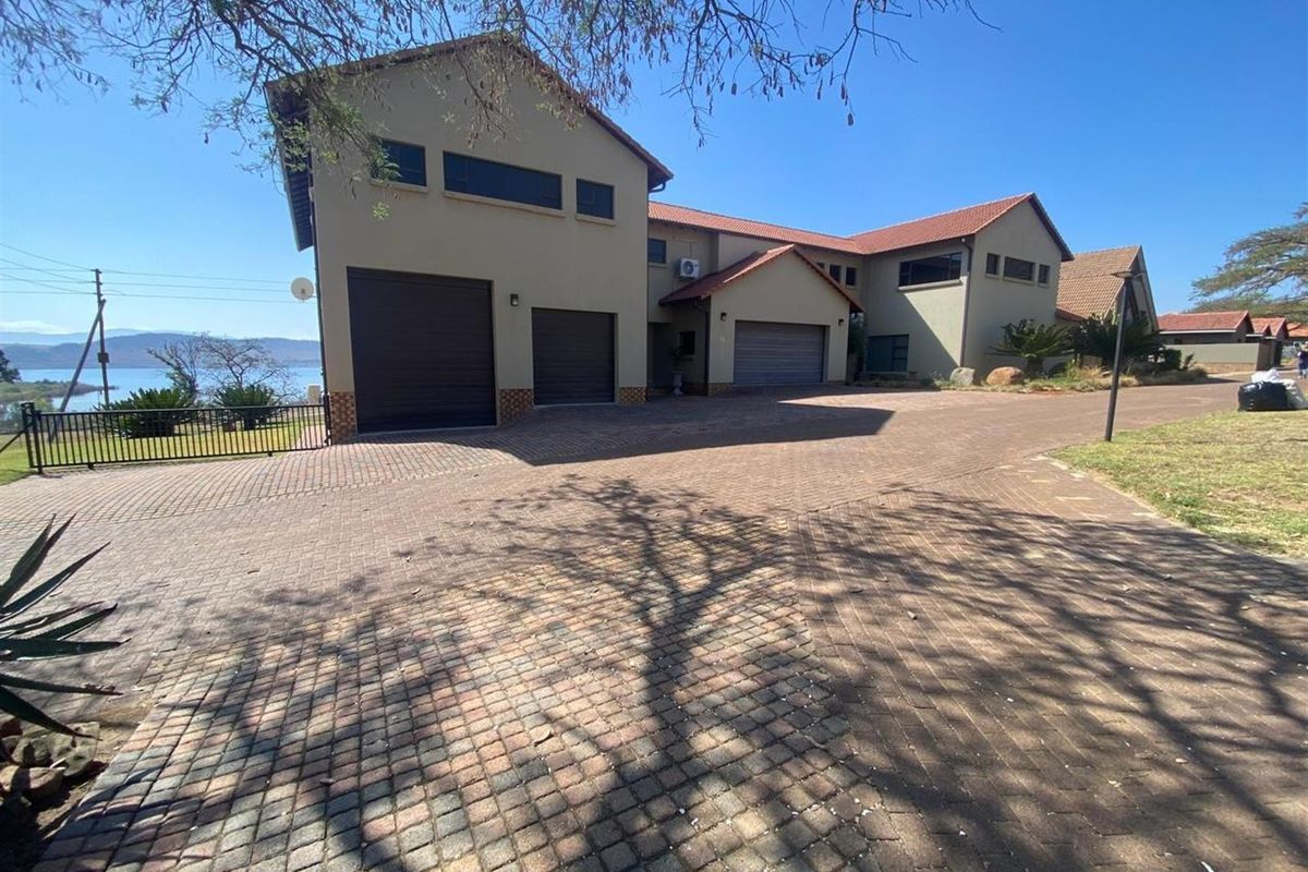 Elegant 5-Bedroom Luxury Home at Vygeboom Dam - Photo 2