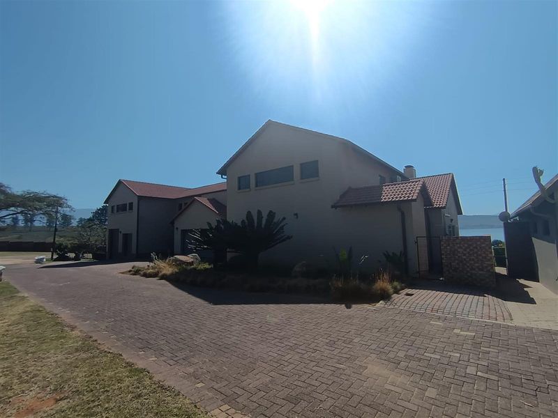 Elegant 5-Bedroom Luxury Home at Vygeboom Dam - Photo 5