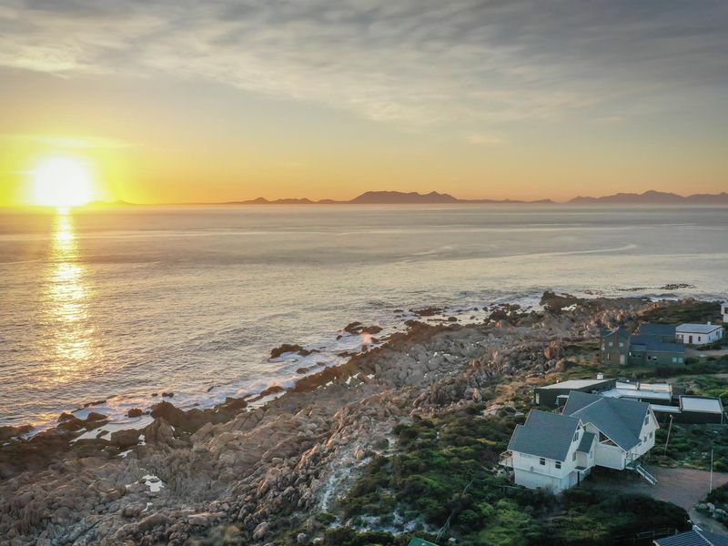 On the Coast - Pringle Bay - Photo 2