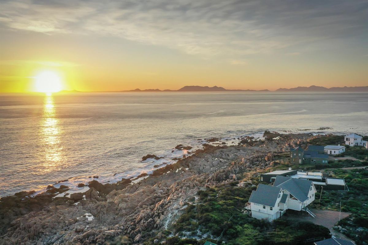 On the Coast - Pringle Bay - Photo 2