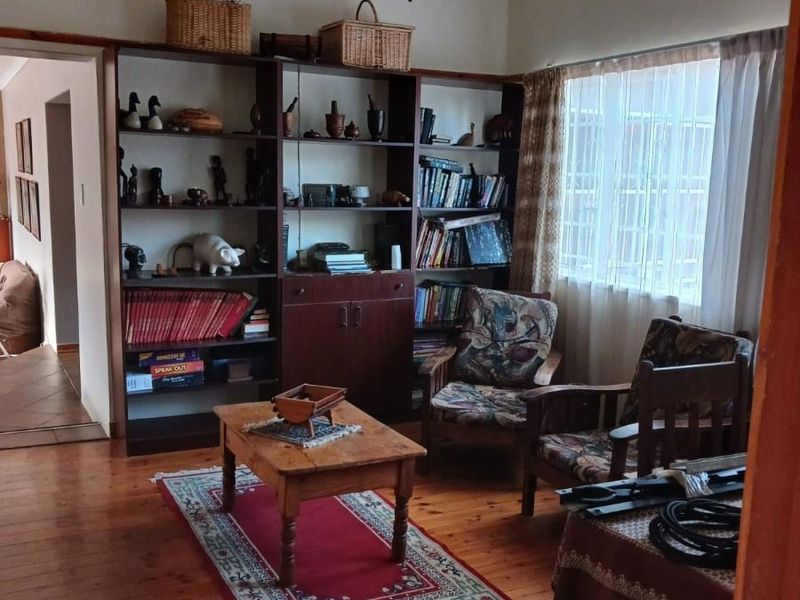 Spacious Family Home with Flatlet in Quiet Part of Aliwal North - Photo 10