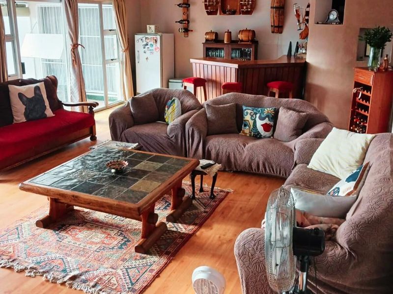 Spacious Family Home with Flatlet in Quiet Part of Aliwal North - Photo 6