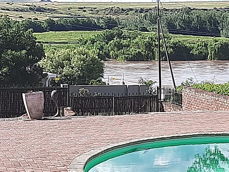 Spacious Family Home with Flatlet in Quiet Part of Aliwal North - Photo 4