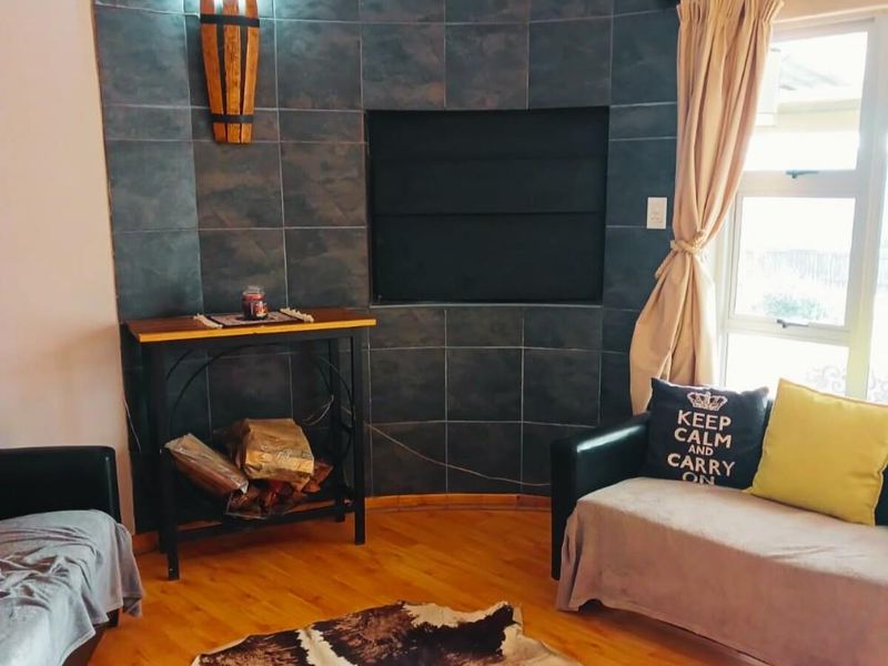 Spacious Family Home with Flatlet in Quiet Part of Aliwal North - Photo 5