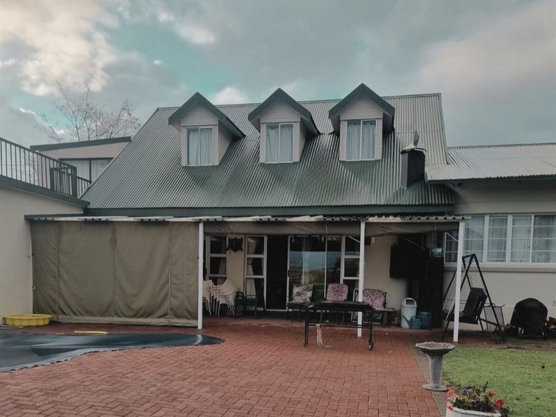 Spacious Family Home with Flatlet in Quiet Part of Aliwal North - Photo 2