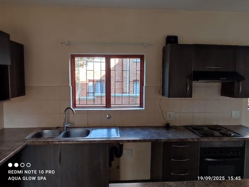 Apartment in Olivedale, Randburg - Photo 3
