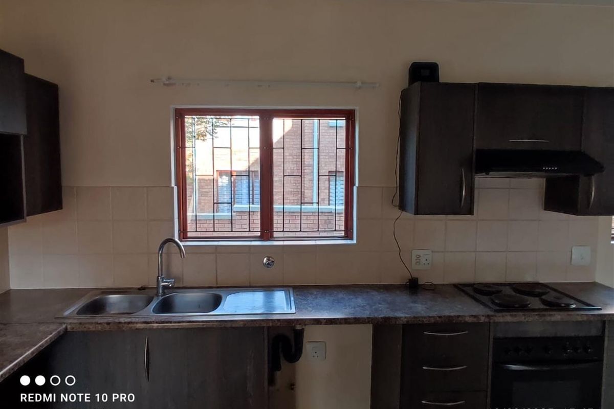 Apartment in Olivedale, Randburg - Photo 3
