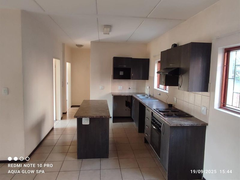 Apartment in Olivedale, Randburg - Photo 4