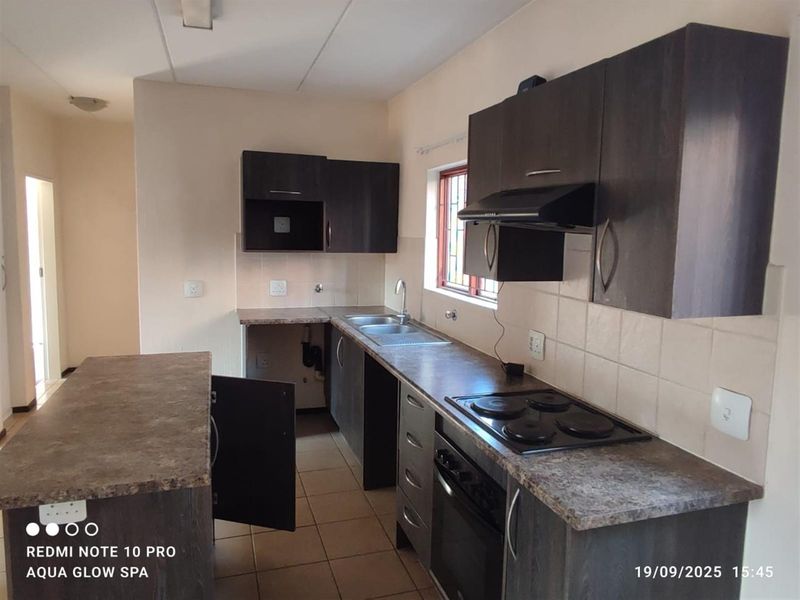 Apartment in Olivedale, Randburg - Photo 2