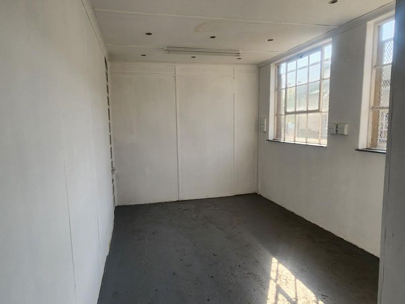 Versatile Commercial Space for Sale in Dundee - Ideal for Workshop, Storage, Office Use and more - Photo 9