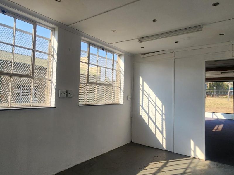 Versatile Commercial Space for Sale in Dundee - Ideal for Workshop, Storage, Office Use and more - Photo 8