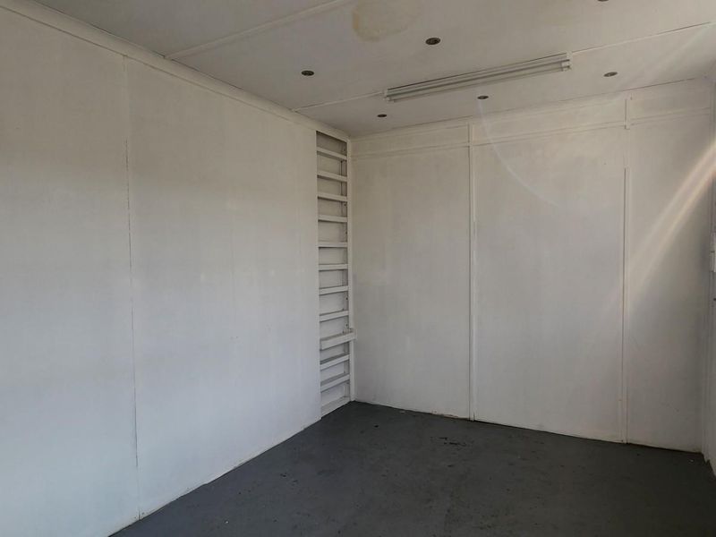 Versatile Commercial Space for Sale in Dundee - Ideal for Workshop, Storage, Office Use and more - Photo 5