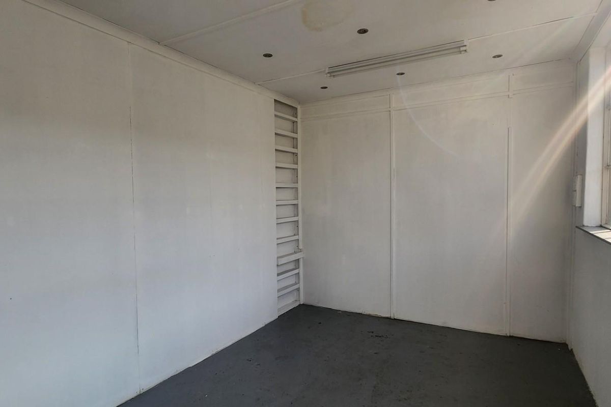 Versatile Commercial Space for Sale in Dundee - Ideal for Workshop, Storage, Office Use and more - Photo 5