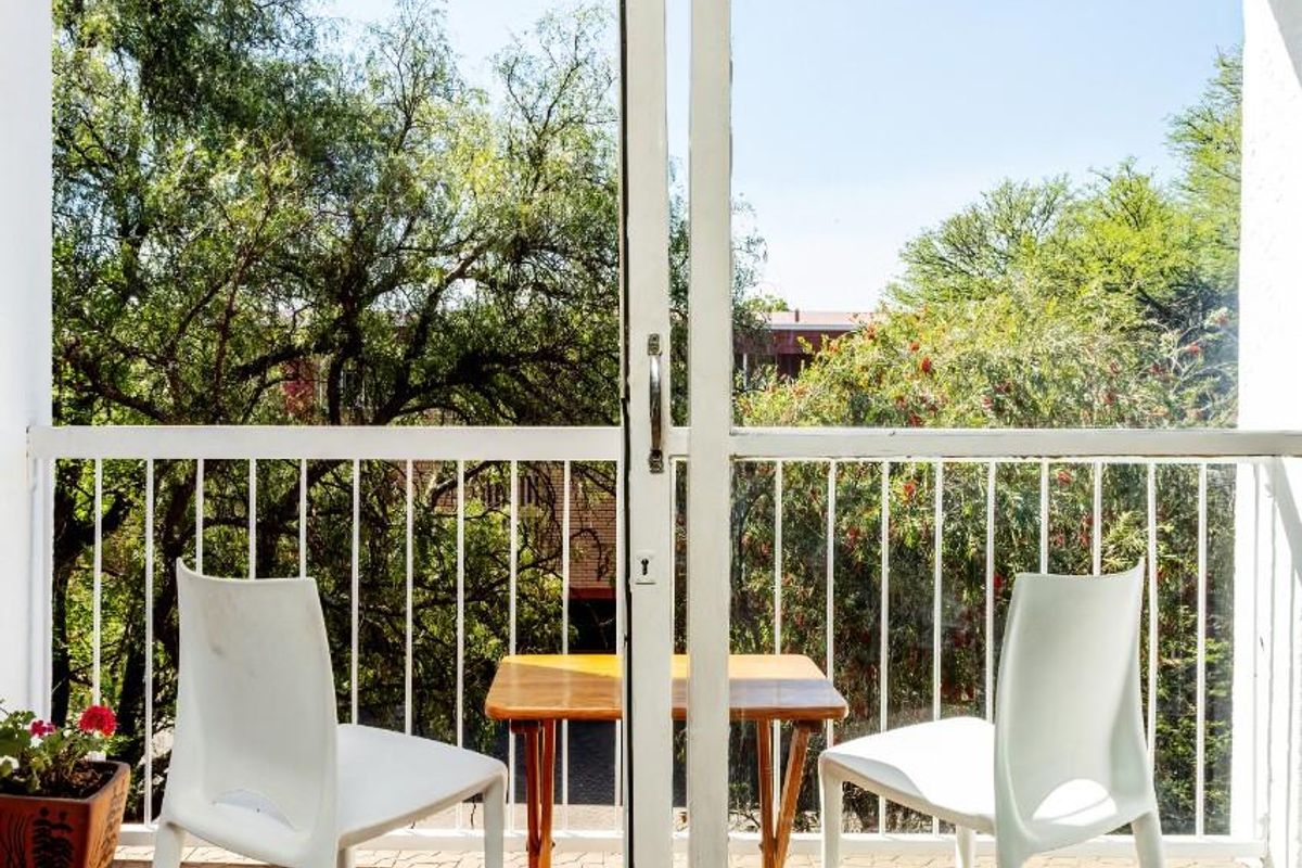 Top-Floor Apartment with Space, Sunlight and Smart Living. Great Location and Great Investment!! - Photo 4