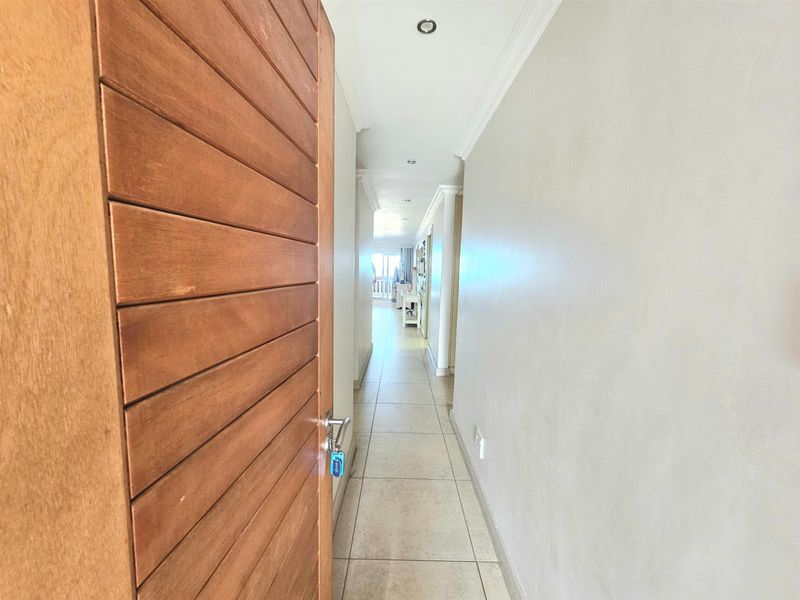 Penthouse Available on Jeffreys Bay main beach, furniture included, Jeffreys Bay - Photo 3