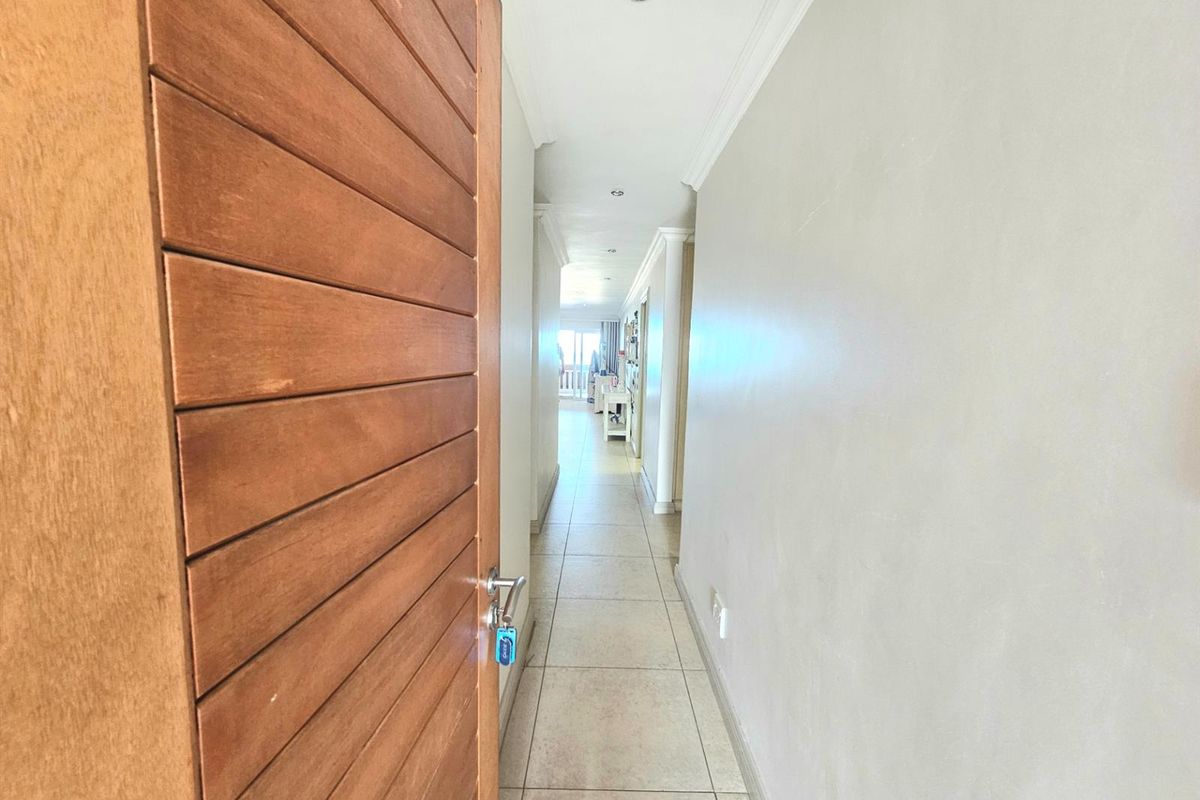 Penthouse Available on Jeffreys Bay main beach, furniture included, Jeffreys Bay - Photo 3