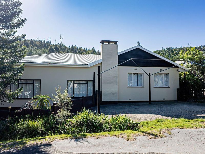 Entertainer House with lovely level garden For Sale in Old Place, Knysna - Photo 5