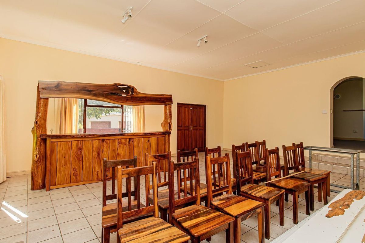 Entertainer House with lovely level garden For Sale in Old Place, Knysna - Photo 3