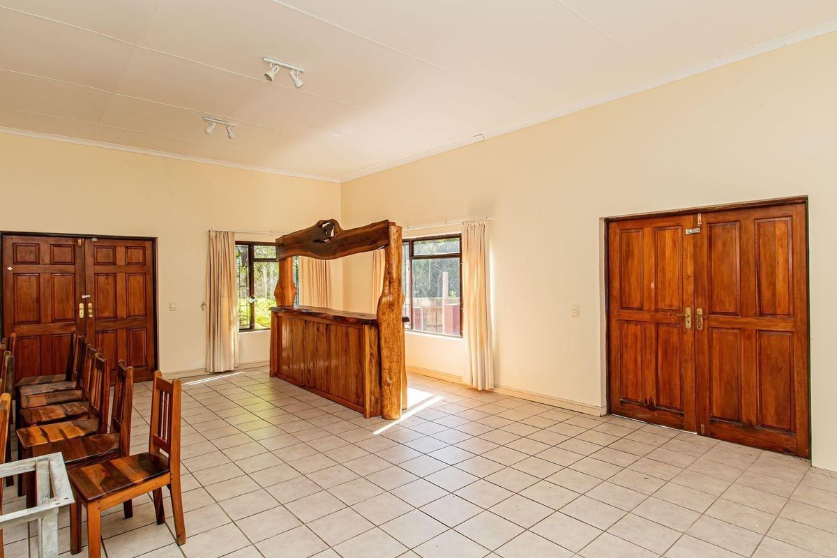 Entertainer House with lovely level garden For Sale in Old Place, Knysna - Photo 2