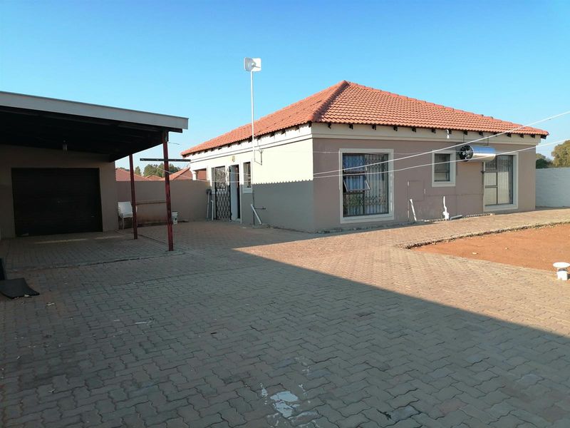 Complex For Sale in Kimdustria, Kimberley - Photo 4