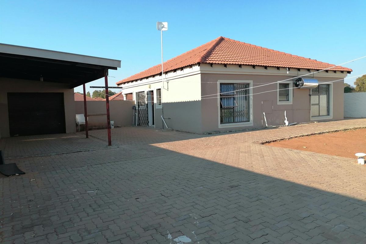 Complex For Sale in Kimdustria, Kimberley - Photo 4