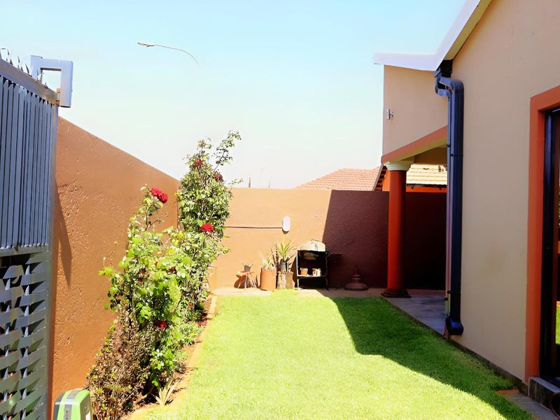 House For Sale in Protea Glen, Soweto - Photo 2