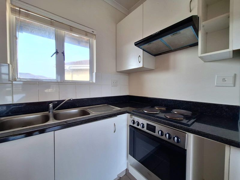 Top-Floor Apartment with Balcony in Sheffield Manor - Photo 6