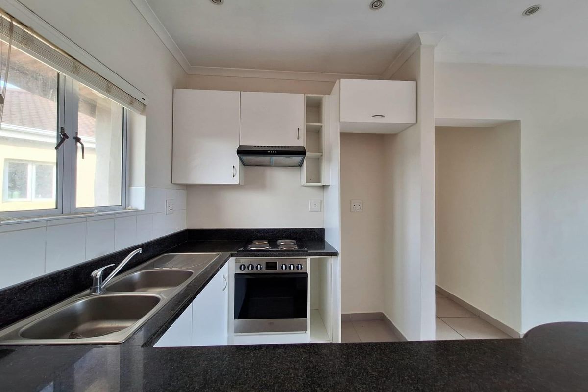 Top-Floor Apartment with Balcony in Sheffield Manor - Photo 5