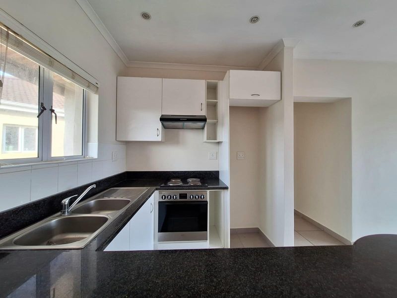 Top-Floor Apartment with Balcony in Sheffield Manor - Photo 5