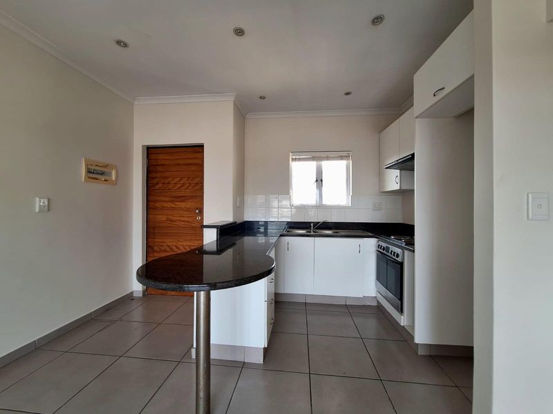 Top-Floor Apartment with Balcony in Sheffield Manor - Photo 7