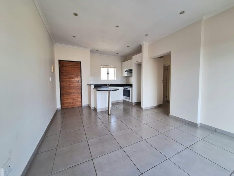 Top-Floor Apartment with Balcony in Sheffield Manor - Photo 8