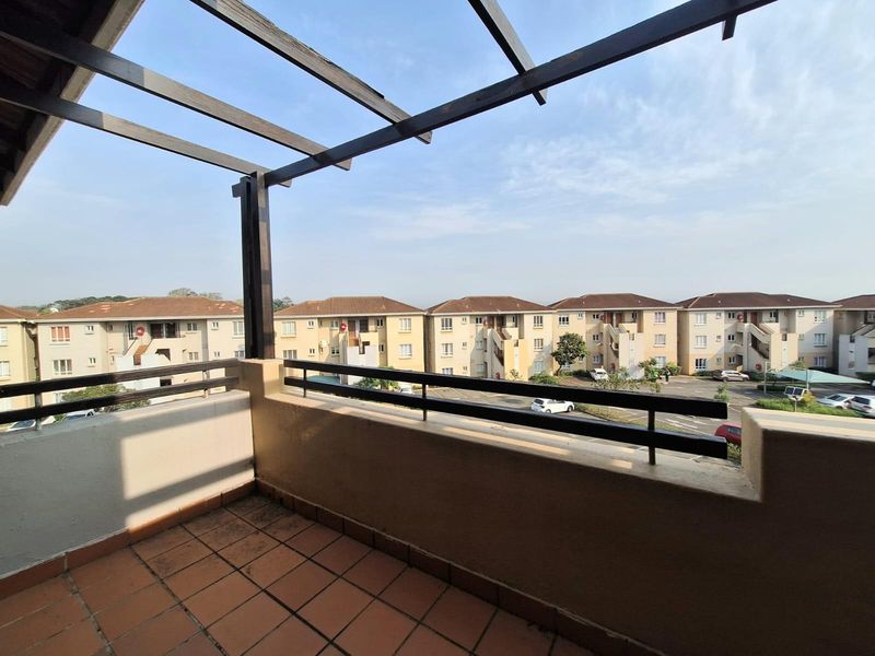 Top-Floor Apartment with Balcony in Sheffield Manor - Photo 3