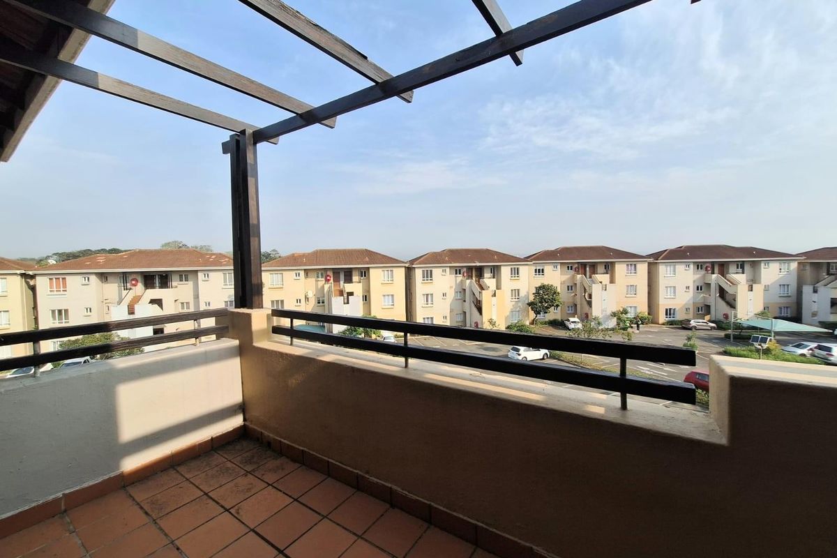 Top-Floor Apartment with Balcony in Sheffield Manor - Photo 3