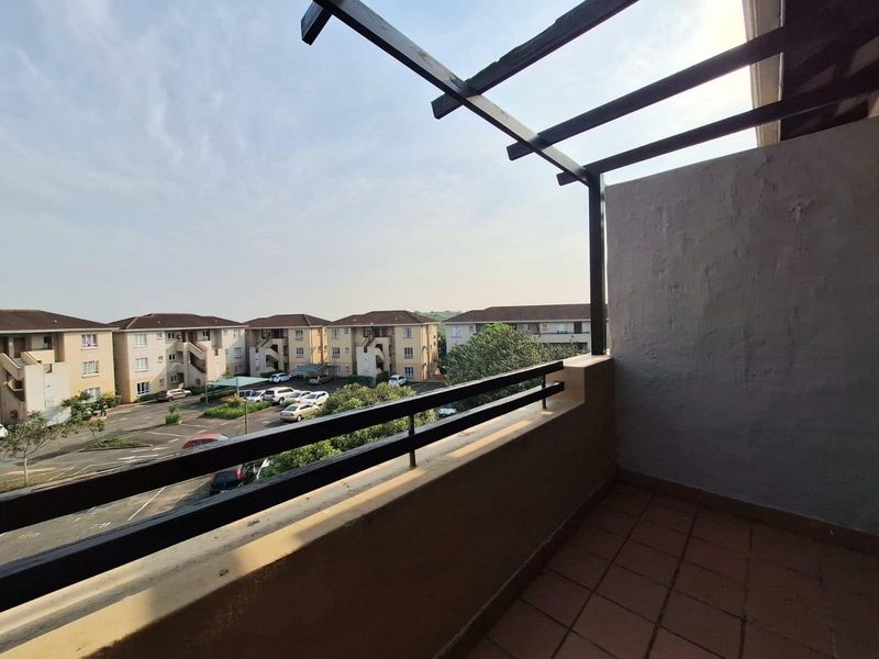 Top-Floor Apartment with Balcony in Sheffield Manor - Photo 2