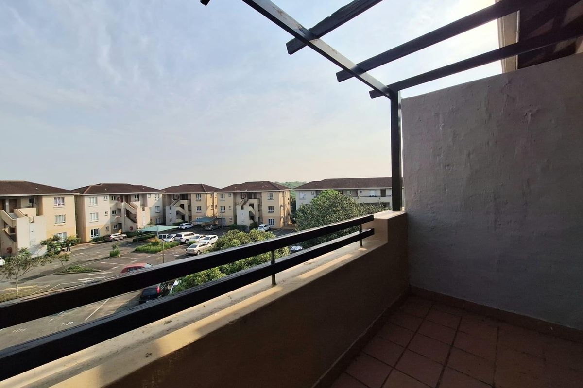 Top-Floor Apartment with Balcony in Sheffield Manor - Photo 2