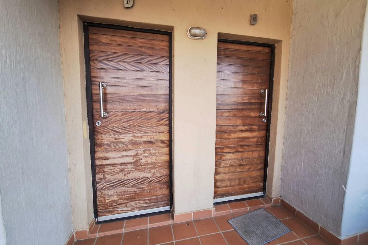 Top-Floor Apartment with Balcony in Sheffield Manor - Photo 4