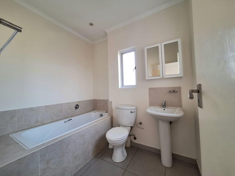 Top-Floor Apartment with Balcony in Sheffield Manor - Photo 10