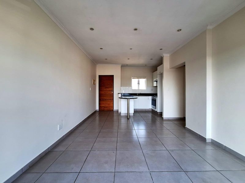 Top-Floor Apartment with Balcony in Sheffield Manor - Photo 9