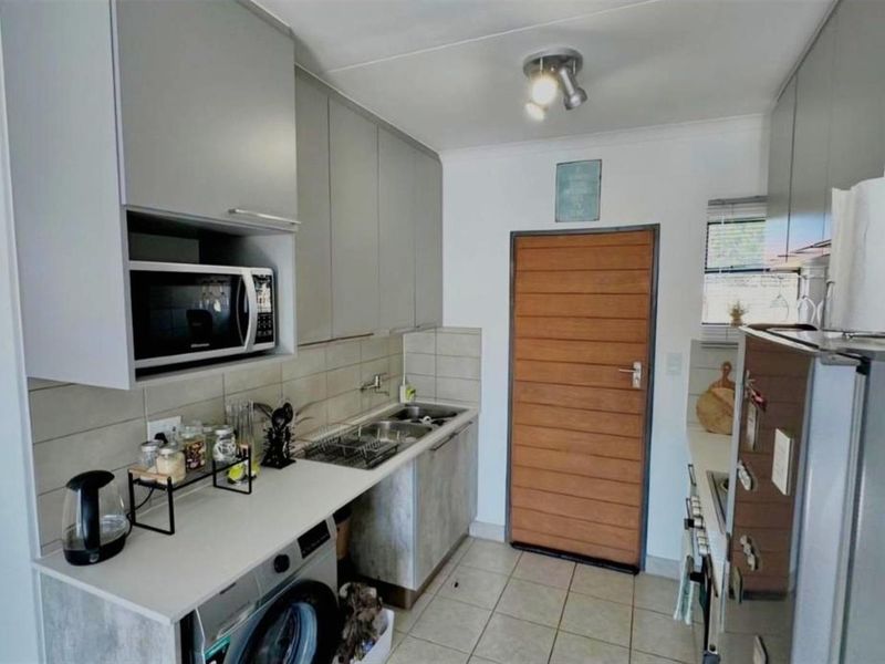 4 Bedroom Ground Floor Apartment For Sale in Monavoni, Centurion - Photo 2
