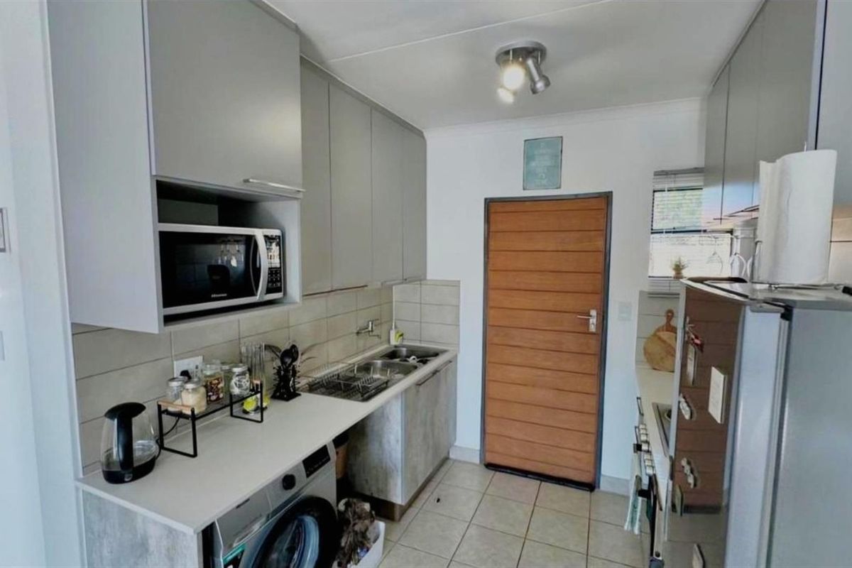 4 Bedroom Ground Floor Apartment For Sale in Monavoni, Centurion - Photo 2