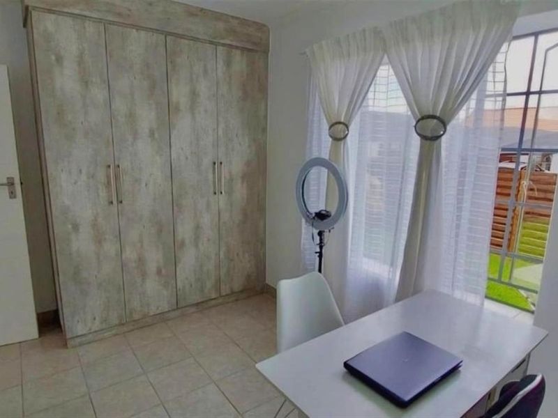 4 Bedroom Ground Floor Apartment For Sale in Monavoni, Centurion - Photo 4