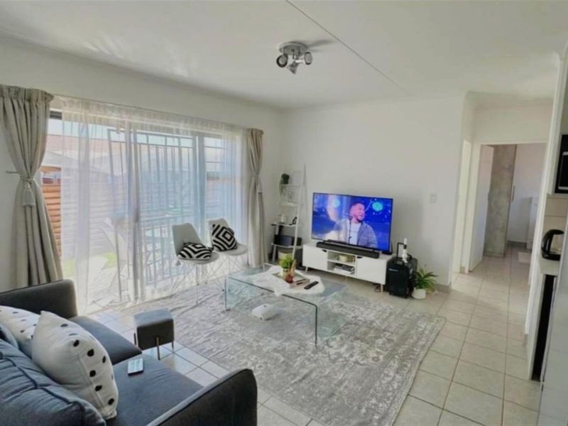4 Bedroom Ground Floor Apartment For Sale in Monavoni, Centurion - Photo 3