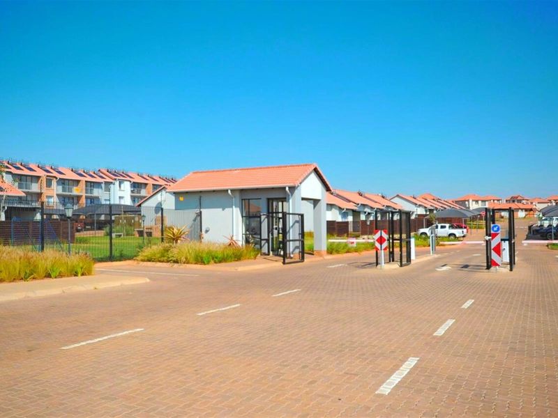 4 Bedroom Ground Floor Apartment For Sale in Monavoni, Centurion - Photo 10
