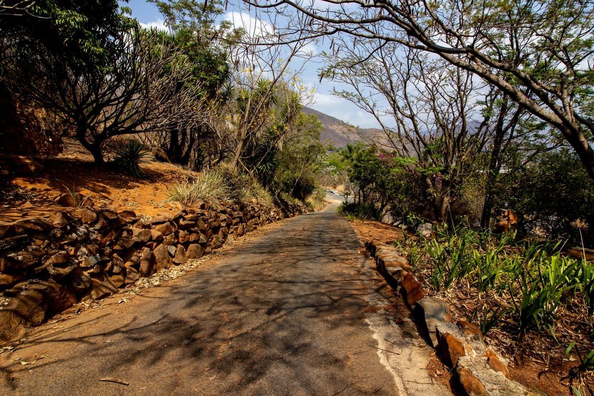 Spacious 6-bed 4-bath House For Sale in Barberton - Photo 3