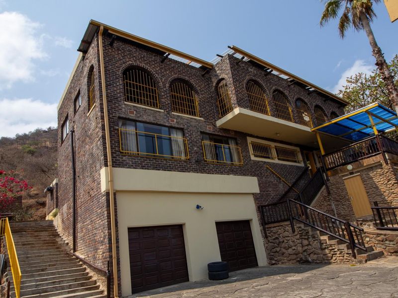 Spacious 6-bed 4-bath House For Sale in Barberton - Photo 2